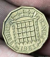 Reverse of 1961 threepence showing crowned portcullis and date