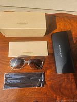 All contents: outer box, booklet, sunglasses, cleaning cloth, hard case