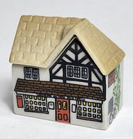 front and roof of Wade post office figurine
