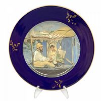 Front view of decorative plate on stand
