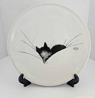 Front view of plate showing Gros Dodo cat illustration