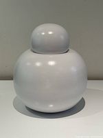 front view of vase with lid in place