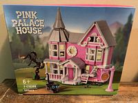 Front of sealed Pink Palace House building block box showing artwork, piece count, age rating and model number