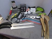 Overview of the 30 assorted kitchen utensils and accessories