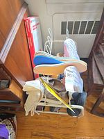 Lot overview: boxed shoe rack, shoes, insoles, socks on rack