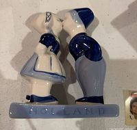 Kissing Dutch couple figurine front view on Holland base