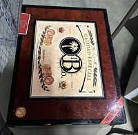 Closed humidor top showing Calidad Especial label and veneer finish