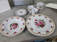 Overview of all plates and cups in set