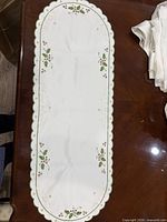 Scalloped holly cotton runner full view