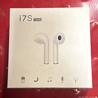 Front of retail box showing i7S TWS branding and earphone image