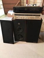 Full lot overview showing HD800 CD player, HK495i receiver, and two Polk speakers
