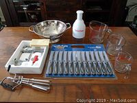 Full lot overview laid on a wooden table showing all items