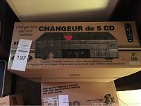 Photo of the RCA 5 CD motorized drawer changer box showing front graphics and product features in French.