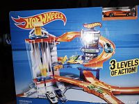 Image of Hot Wheels Speedtropolis playset box showing 3 levels of action and multiple cars included.