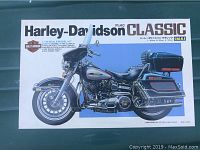 Box lid image showing Harley-Davidson FLHC Classic motorcycle model in 1/12 scale, with Harley-Davidson logos and text.