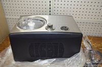 Front and top view of the machine showing clear lid, control knob and air vents