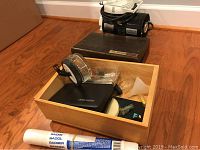 Overview of all items including wooden box with accessories, compressor, and airbrush tubes.