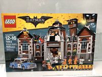 Front of sealed LEGO Batman Movie Arkham Asylum 70912 box showing set art, age range, piece count