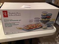 Full box showing brand, product name, and number of pieces (22) in set, including 11 containers and 11 lids.