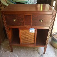 Front view of the wooden radio console with Garod label and speaker grille.