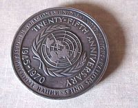 Obverse side of the medal showing United Nations emblem, 25th anniversary text and date range.
