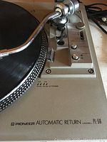 Close-up of tonearm and control panel showing model number PL-516 and speed options 33 and 45 RPM