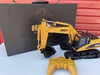 Overview of Huina radio controlled excavator, remote control and original box