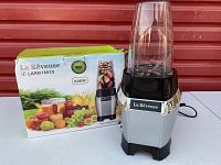 La Reveuse blender with box showing 600W power and BPA free bottles, set on surface.