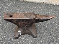 Side profile view showing horn, face and hardy hole