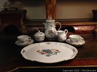 Full set arranged on tray showing all pieces and overall pattern