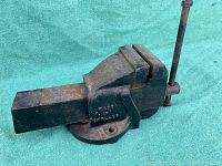 Side view of the large No 5 vise showing handle and base