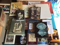 Overview of 18 hardcover books on porcelain, furniture, glass and ceramics