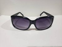 Front view of the Guess sunglasses with black frame and gradient lenses.