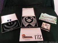 Overview of all pieces in lot on display