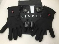 Full lot contents displayed: pair of Jinpei heated gloves, 2 rechargeable batteries placed on gloves, charger with cable, black Jinpei bag beneath items.