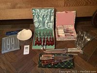 Overview of all cutlery sets and serving tools arranged on floor