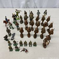 Overview of all toy soldiers arranged in groups by type and color, including composition and metal figures.