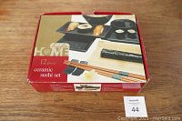 Box showing set contents and photo of assembled set on box lid.