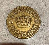 Obverse side of the 1925 Denmark 2 Kroner coin showing crown and denomination