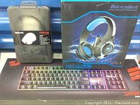 Mechanical keyboard on gaming mouse pad, Beexcellent GM-1 headset box, Griffin gaming mouse box