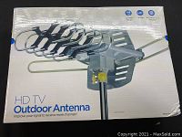 Front view of the HDTV Outdoor Antenna box showing product image and branding.