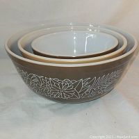 Set of three nested vintage Pyrex mixing bowls brown with white flower pattern