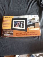 Box for SmartParts 8.5 inch digital picture frame showing product image and capacity to hold 3000 photos.