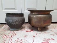 Side view of both planter pots showing size difference and details.