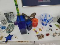Overview of assorted glass vases, bowl, star ornament and figurines