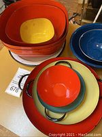 Overview of square enamel bowls, speckled bowls and round nested bowls