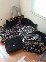 Overview of seven assorted handbags on floor