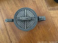 Top-down view of the closed clay kettle showing lid with textured pattern and handle detail.