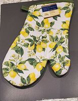 Oven mitt with lemon pattern, new with tag, quilted fabric