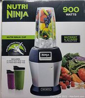 Front image of Nutri Ninja 900 watts blender box with cup containing fruits and ice, shows power and Pro Extractor Blade info
